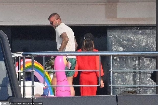 Gigi Hadid đi chơi cùng gia đình Beckham, khoe dáng siêu mẫu nuột nà với bikini bé xíu - Ảnh 9.