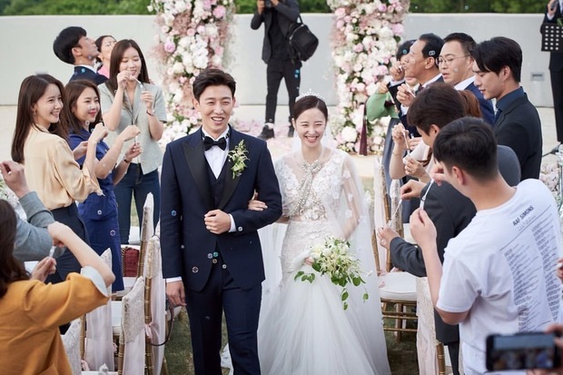 Đám cưới gây sốt của tài tử nổi tiếng nhất hiện nay: Yoona, Park Seo Joon và dàn sao khủng tề tựu, đến ảnh cưới cũng độc nhất vô nhị - Ảnh 3.