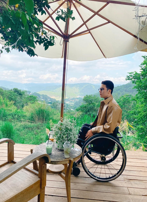 Chàng trai đi phượt khắp Việt Nam bằng xe lăn: Tạo ra điều kỳ diệu cho chính mình, tự tay làm nên khu vườn nhỏ mơ ước - Ảnh 1. Chàng trai đi phượt khắp Việt Nam bằng xe lăn: Tạo ra điều kỳ diệu cho chính mình, tự tay làm nên khu vườn nhỏ mơ ước - Ảnh 1.