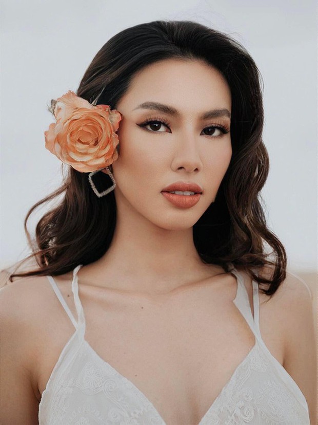 Hoa hậu Thùy Tiên đẹp tựa nàng thơ giữa cảnh đồng quê nước Anh - Ảnh 1.
