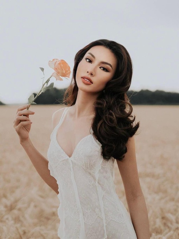 Hoa hậu Thùy Tiên đẹp tựa nàng thơ giữa cảnh đồng quê nước Anh - Ảnh 2.