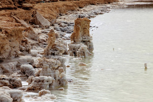 Hồ nước kỳ lạ ở Trung Quốc: Nơi muối kết tinh thành đá quý, máy bay có thể hạ cánh, tàu hỏa có thể đi qua - Ảnh 7.