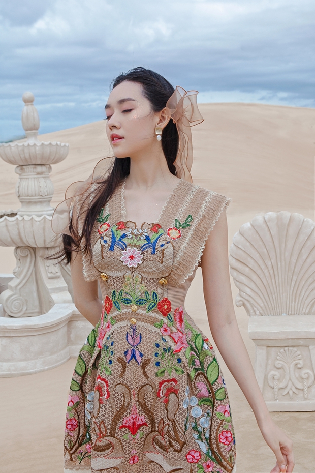Á hậu Tường San đội nắng thả dáng với đầm ren - Ảnh 13. Á hậu Tường San đội nắng thả dáng với đầm ren - Ảnh 13.