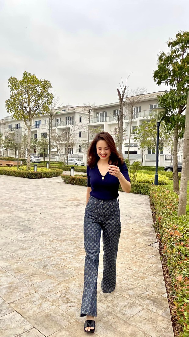 10 outfits đi du lịch đẹp mê của Hồng Diễm: Chị em ghim ngay để mặc đẹp suốt Hè - Ảnh 8. 10 outfits đi du lịch đẹp mê của Hồng Diễm: Chị em ghim ngay để mặc đẹp suốt Hè - Ảnh 8.