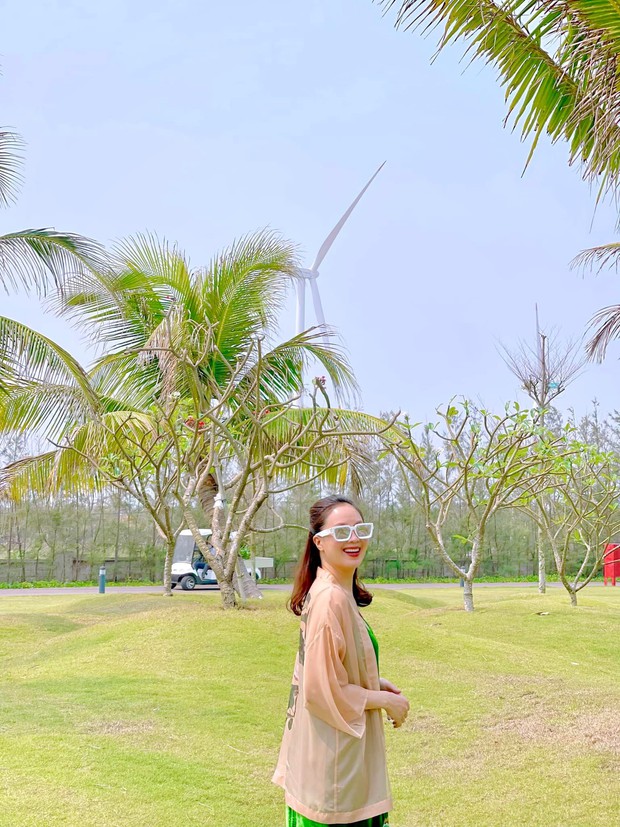 10 outfits đi du lịch đẹp mê của Hồng Diễm: Chị em ghim ngay để mặc đẹp suốt Hè - Ảnh 10. 10 outfits đi du lịch đẹp mê của Hồng Diễm: Chị em ghim ngay để mặc đẹp suốt Hè - Ảnh 10.