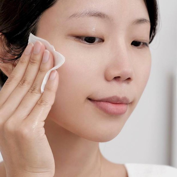 5 sản phẩm skincare là khắc tinh của da dầu, không ngưng dùng thì tình trạng bóng nhờn càng trầm trọng - Ảnh 2. 5 sản phẩm skincare là khắc tinh của da dầu, không ngưng dùng thì tình trạng bóng nhờn càng trầm trọng - Ảnh 2.