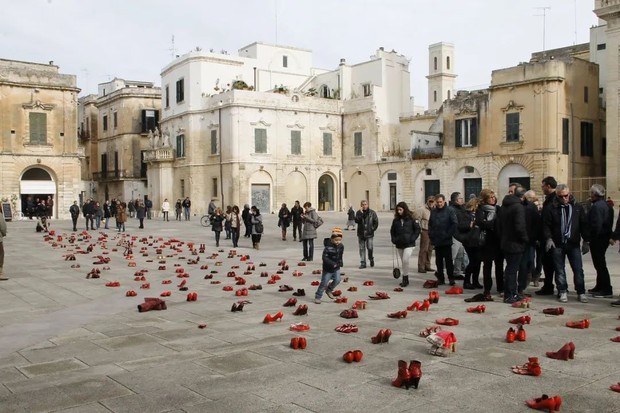 Tác phẩm kỳ lạ của nữ nghệ sĩ Mexico: Những đôi giày đỏ vô chủ là hiện thân của người phụ nữ bị biến mất bởi vấn nạn toàn cầu - Ảnh 15.