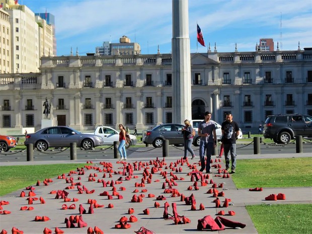 Tác phẩm kỳ lạ của nữ nghệ sĩ Mexico: Những đôi giày đỏ vô chủ là hiện thân của người phụ nữ bị biến mất bởi vấn nạn toàn cầu - Ảnh 19.