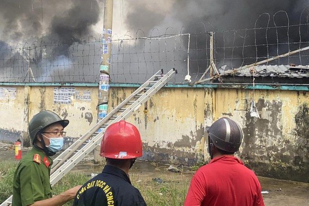 The fabric factory on the outskirts of Ho Chi Minh City suddenly caught fire - Photo 3.