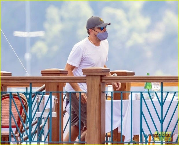 Leonardo DiCaprio lên cân rõ rệt, vui vẻ đi chơi cùng Jamie Fox ở Italy - Ảnh 5.