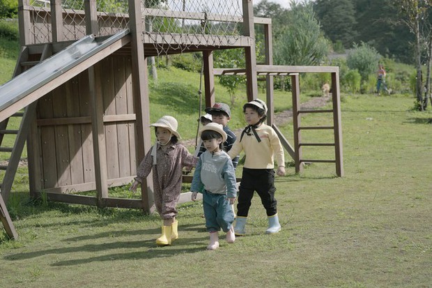Con gái Tú Vi - Văn Anh khóc liên tục vì nhớ bố mẹ khi tham gia chương trình thực tế - Ảnh 7. Con gái Tú Vi - Văn Anh khóc liên tục vì nhớ bố mẹ khi tham gia chương trình thực tế - Ảnh 7.