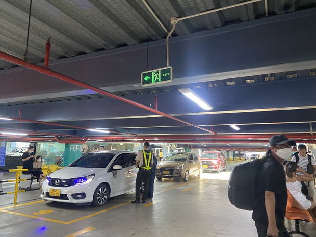 Hình ảnh bất ngờ trong ngày đầu hành khách đón xe công nghệ tại vị trí mới ở sân bay Tân Sơn Nhất - Ảnh 4. Hình ảnh bất ngờ trong ngày đầu hành khách đón xe công nghệ tại vị trí mới ở sân bay Tân Sơn Nhất - Ảnh 4.