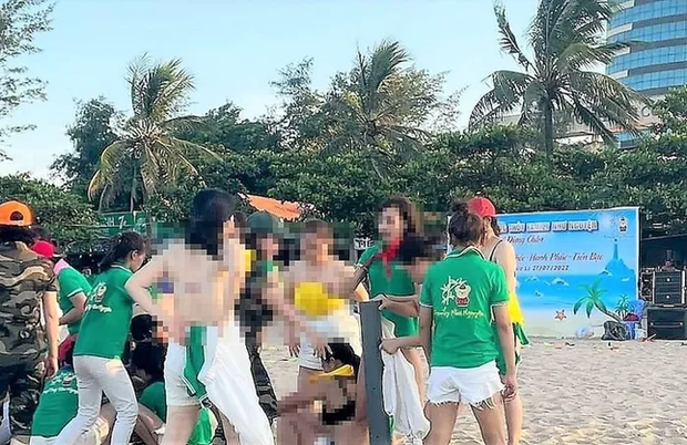 Phạt hành chính, yêu cầu công khai xin lỗi vụ nhóm phụ nữ cởi đồ chơi team building ở Cửa Lò - Ảnh 1. Phạt hành chính, yêu cầu công khai xin lỗi vụ nhóm phụ nữ cởi đồ chơi team building ở Cửa Lò - Ảnh 1.