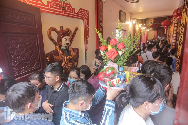 Đông nghẹt người dâng lễ tại Phủ Tây Hồ trong ngày đầu tháng cô hồn - Ảnh 11. Đông nghẹt người dâng lễ tại Phủ Tây Hồ trong ngày đầu tháng cô hồn - Ảnh 11.