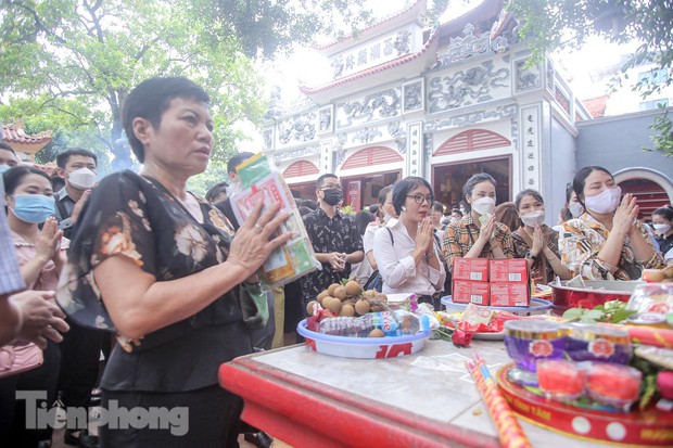 Đông nghẹt người dâng lễ tại Phủ Tây Hồ trong ngày đầu tháng cô hồn - Ảnh 16. Đông nghẹt người dâng lễ tại Phủ Tây Hồ trong ngày đầu tháng cô hồn - Ảnh 16.
