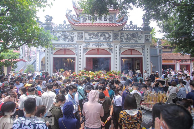 Đông nghẹt người dâng lễ tại Phủ Tây Hồ trong ngày đầu tháng cô hồn - Ảnh 5. Đông nghẹt người dâng lễ tại Phủ Tây Hồ trong ngày đầu tháng cô hồn - Ảnh 5.