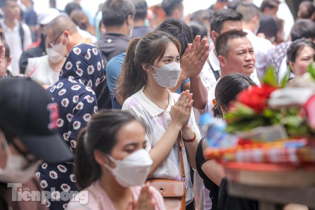 Đông nghẹt người dâng lễ tại Phủ Tây Hồ trong ngày đầu tháng cô hồn - Ảnh 10. Đông nghẹt người dâng lễ tại Phủ Tây Hồ trong ngày đầu tháng cô hồn - Ảnh 10.