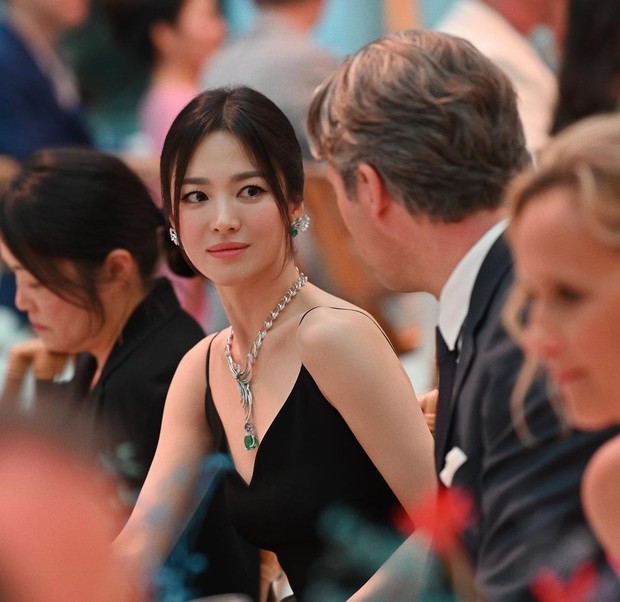 Song Hye Kyo hóa thiên nga đen đẹp lộng lẫy, đọ sắc bất phân bên tình màn ảnh của Thor tại sự kiện cao cấp ở Paris - Ảnh 4.