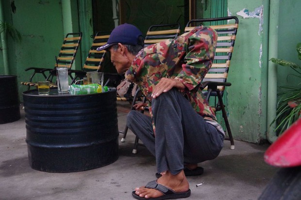 Người đàn ông bị liệt vẫn miệt mài làm shipper ở Sài Gòn: Tôi không muốn vừa tàn vừa phế - Ảnh 1.