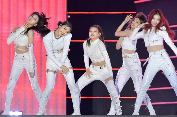 K-pop đón chờ mùa hè sôi động với J-Hope, Itzy, Girls Generation - Ảnh 1.