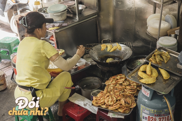 Không chỉ bít tết, con phố Hoè Nhai còn có rất nhiều hàng ăn ngon gắn liền với tuổi thơ các thế hệ Hà Nội - Ảnh 6.