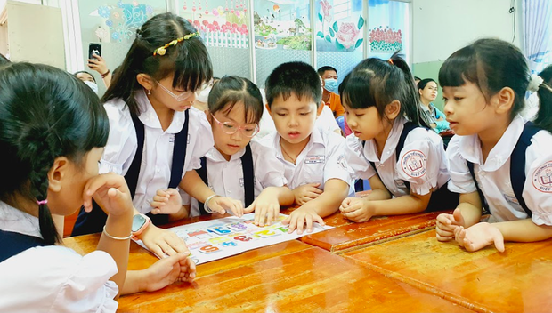 TS. Ngô Tuyết Mai: Nhiều cha mẹ cho con đi học tiếng Anh quá sớm, lãng phí đến 3 năm! - Ảnh 4. TS. Ngô Tuyết Mai: Nhiều cha mẹ cho con đi học tiếng Anh quá sớm, lãng phí đến 3 năm! - Ảnh 4.