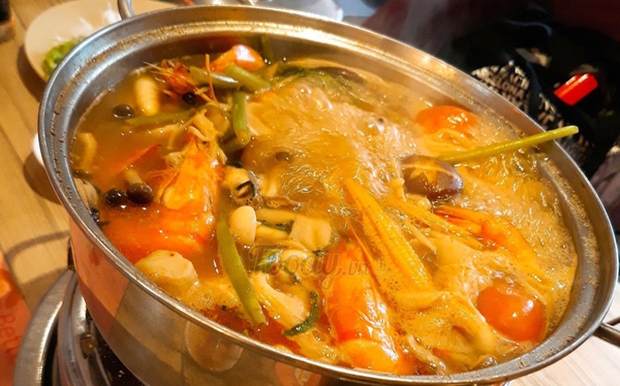 Nhân viên ThaiExpress làm đổ nồi lẩu đang sôi vào người khách: Khách bị bỏng nặng nửa người phải nhập viện cấp cứu, nhà hàng hiện khóa comment - Ảnh 1. Nhân viên ThaiExpress làm đổ nồi lẩu đang sôi vào người khách: Khách bị bỏng nặng nửa người phải nhập viện cấp cứu, nhà hàng hiện khóa comment - Ảnh 1.