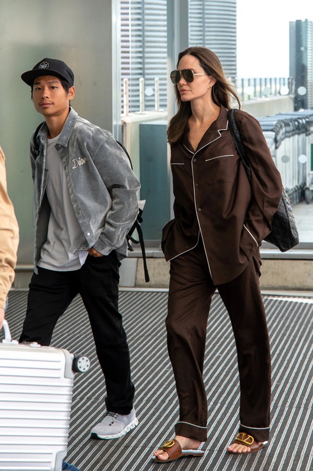 Bộ đồ ngủ 1.900 USD Angelina Jolie mặc khi ra sân bay - Ảnh 1.