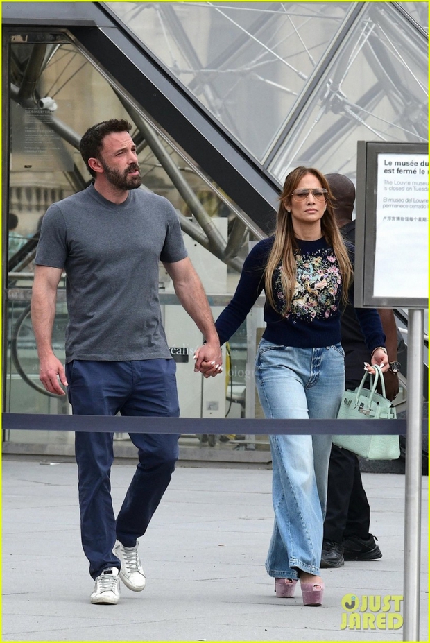 Jennifer Lopez và chồng trẻ nắm tay tình cảm đi thăm bảo tàng Louvre ở Pháp - Ảnh 3. Jennifer Lopez và chồng trẻ nắm tay tình cảm đi thăm bảo tàng Louvre ở Pháp - Ảnh 3.