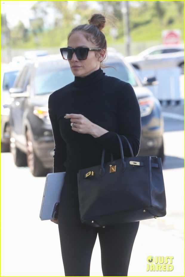 Jennifer Lopez và chồng trẻ nắm tay tình cảm đi thăm bảo tàng Louvre ở Pháp - Ảnh 5. Jennifer Lopez và chồng trẻ nắm tay tình cảm đi thăm bảo tàng Louvre ở Pháp - Ảnh 5.