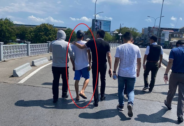 Nóng: Bắt thanh niên dùng súng AK cướp tiệm vàng tại chợ Đông Ba - Ảnh 3. Nóng: Bắt thanh niên dùng súng AK cướp tiệm vàng tại chợ Đông Ba - Ảnh 3.