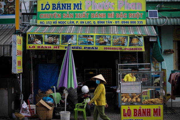Bánh mì hình con cá sấu, ngựa, cua thu hút sự hiếu kỳ của nhiều người tại TP.HCM - Ảnh 1. Bánh mì hình con cá sấu, ngựa, cua thu hút sự hiếu kỳ của nhiều người tại TP.HCM - Ảnh 1.