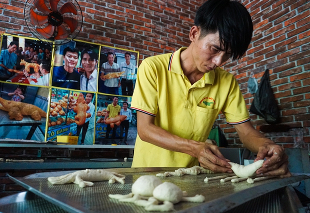 Bánh mì hình con cá sấu, ngựa, cua thu hút sự hiếu kỳ của nhiều người tại TP.HCM - Ảnh 2. Bánh mì hình con cá sấu, ngựa, cua thu hút sự hiếu kỳ của nhiều người tại TP.HCM - Ảnh 2.