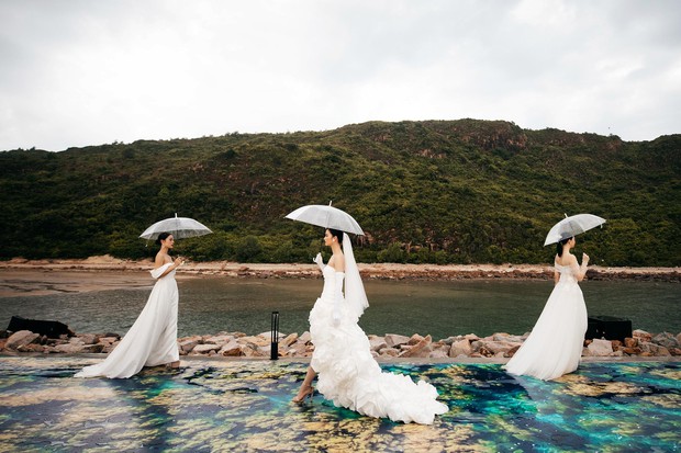 Hoa hậu Tiểu Vy - Á hậu Phương Anh hoá cô dâu quyến rũ, đọ tài catwalk dưới trời mưa - Ảnh 1.