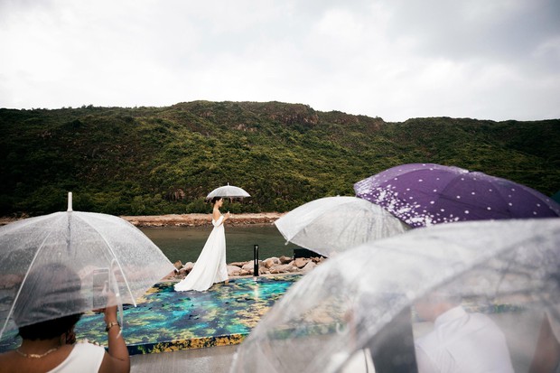 Hoa hậu Tiểu Vy - Á hậu Phương Anh hoá cô dâu quyến rũ, đọ tài catwalk dưới trời mưa - Ảnh 2. Hoa hậu Tiểu Vy - Á hậu Phương Anh hoá cô dâu quyến rũ, đọ tài catwalk dưới trời mưa - Ảnh 2.