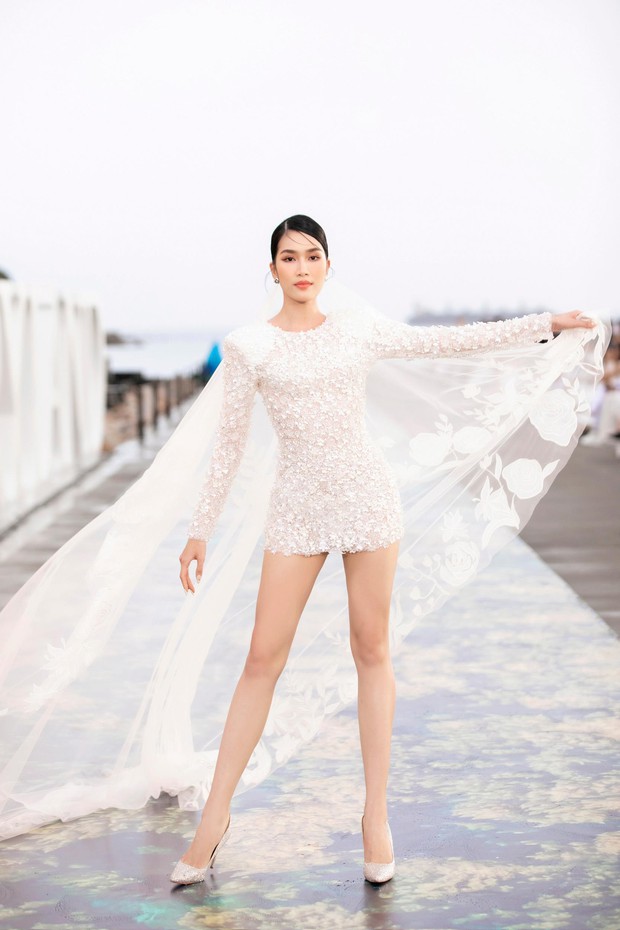 Hoa hậu Tiểu Vy - Á hậu Phương Anh hoá cô dâu quyến rũ, đọ tài catwalk dưới trời mưa - Ảnh 4. Hoa hậu Tiểu Vy - Á hậu Phương Anh hoá cô dâu quyến rũ, đọ tài catwalk dưới trời mưa - Ảnh 4.