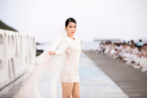 Hoa hậu Tiểu Vy - Á hậu Phương Anh hoá cô dâu quyến rũ, đọ tài catwalk dưới trời mưa - Ảnh 5.