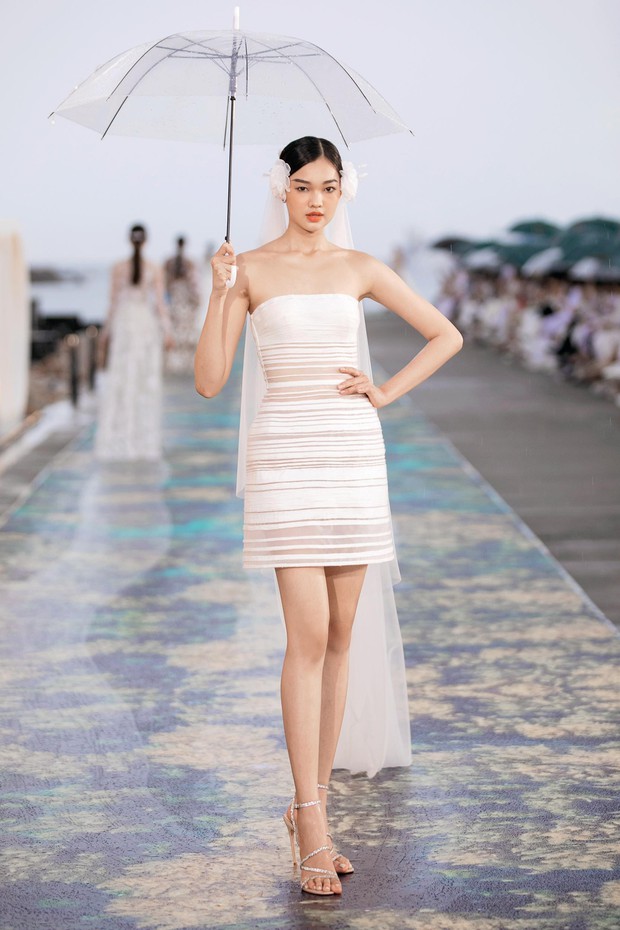 Hoa hậu Tiểu Vy - Á hậu Phương Anh hoá cô dâu quyến rũ, đọ tài catwalk dưới trời mưa - Ảnh 16.