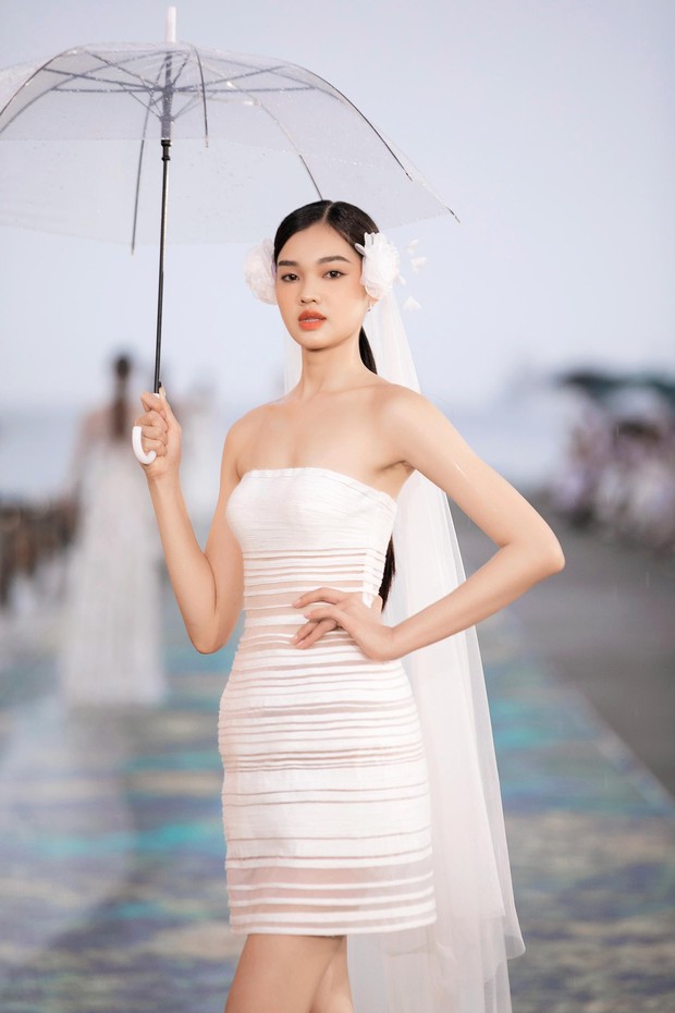 Hoa hậu Tiểu Vy - Á hậu Phương Anh hoá cô dâu quyến rũ, đọ tài catwalk dưới trời mưa - Ảnh 17.