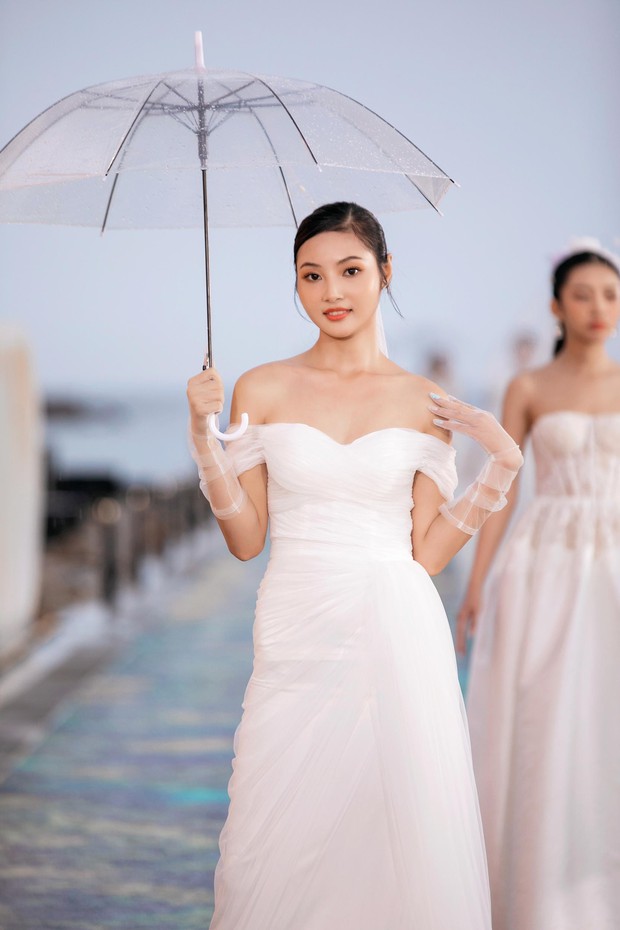 Hoa hậu Tiểu Vy - Á hậu Phương Anh hoá cô dâu quyến rũ, đọ tài catwalk dưới trời mưa - Ảnh 18.