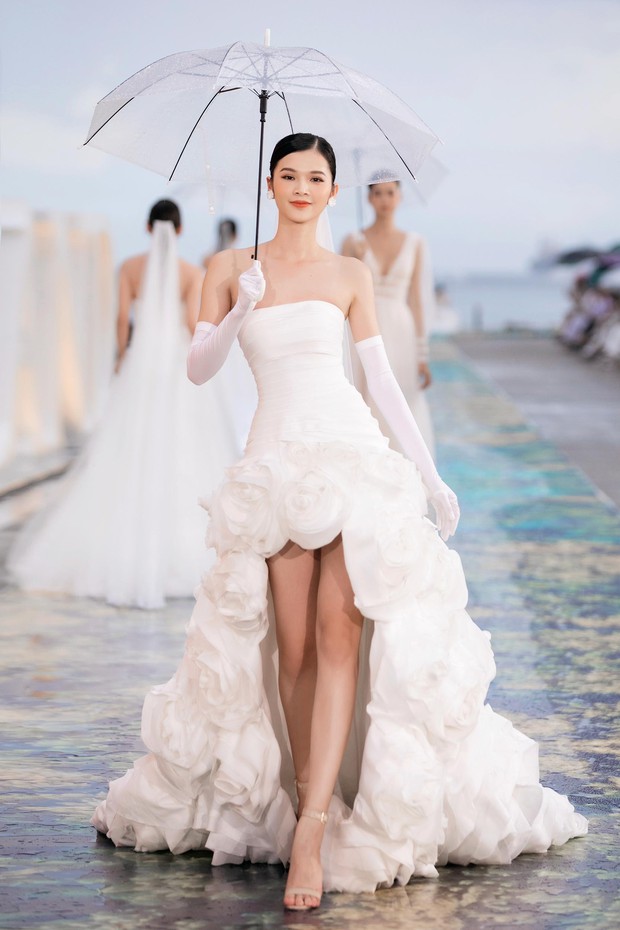 Hoa hậu Tiểu Vy - Á hậu Phương Anh hoá cô dâu quyến rũ, đọ tài catwalk dưới trời mưa - Ảnh 19.