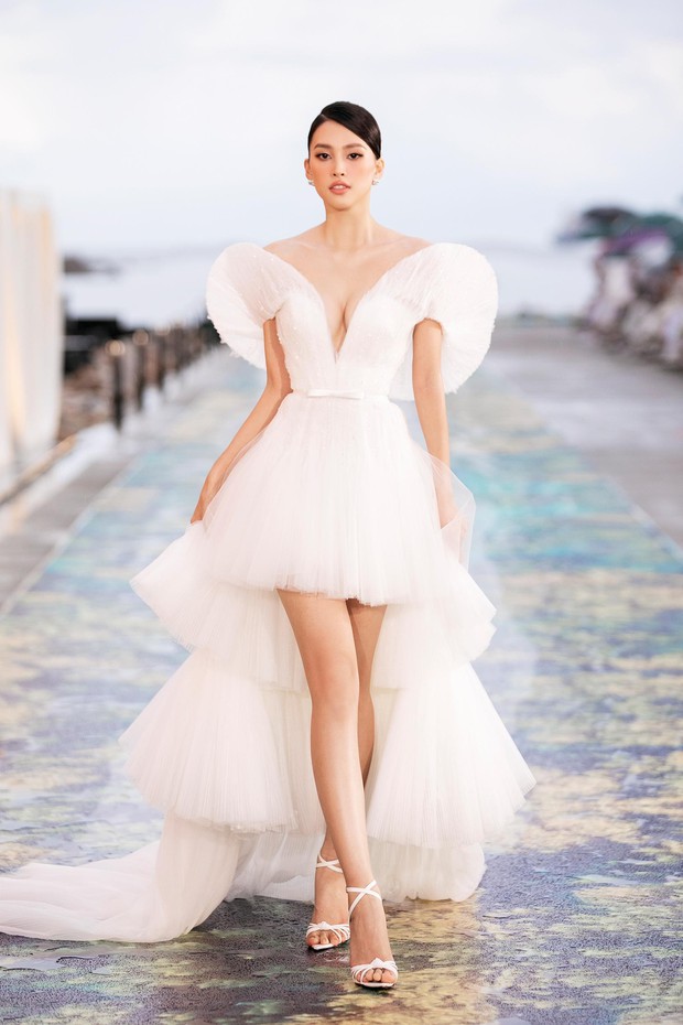 Hoa hậu Tiểu Vy - Á hậu Phương Anh hoá cô dâu quyến rũ, đọ tài catwalk dưới trời mưa - Ảnh 8.