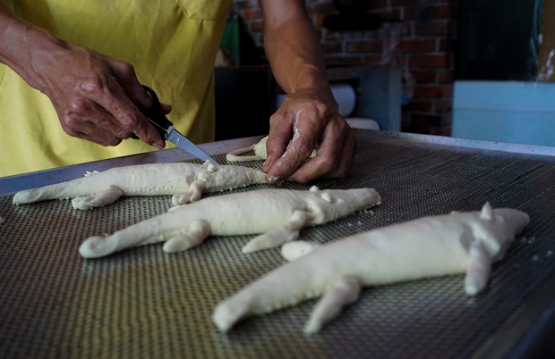 Bánh mì hình con cá sấu, ngựa, cua thu hút sự hiếu kỳ của nhiều người tại TP.HCM - Ảnh 6. Bánh mì hình con cá sấu, ngựa, cua thu hút sự hiếu kỳ của nhiều người tại TP.HCM - Ảnh 6.