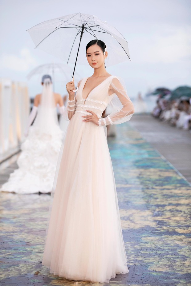 Hoa hậu Tiểu Vy - Á hậu Phương Anh hoá cô dâu quyến rũ, đọ tài catwalk dưới trời mưa - Ảnh 10.
