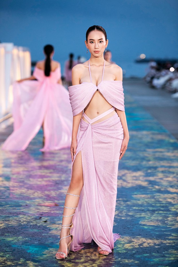 Hoa hậu Thuỳ Tiên hoá nữ thần biển cả nóng bỏng, sánh vai Lương Thuỳ Linh làm vedette - Ảnh 13.