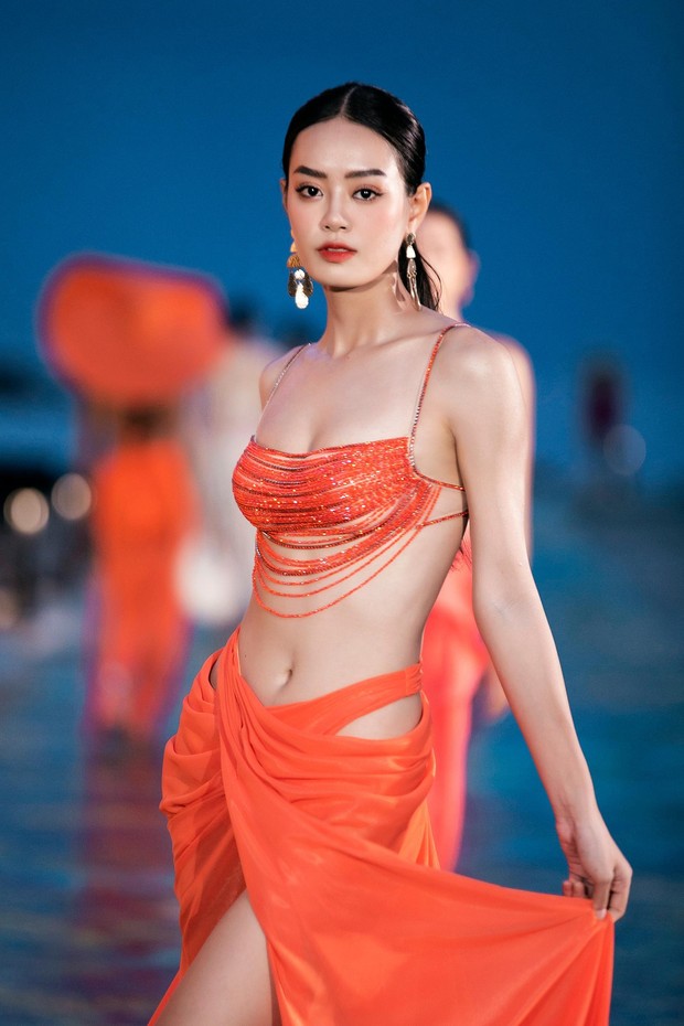 Hoa hậu Thuỳ Tiên hoá nữ thần biển cả nóng bỏng, sánh vai Lương Thuỳ Linh làm vedette - Ảnh 16.