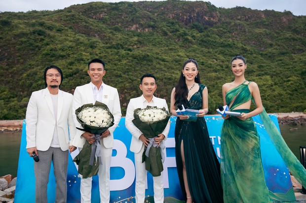 “Đã mắt” với phần trình diễn của Top 37 thí sinh Miss World Vietnam 2022 trên sàn runway dài 300m mặc cho trời mưa - Ảnh 11.