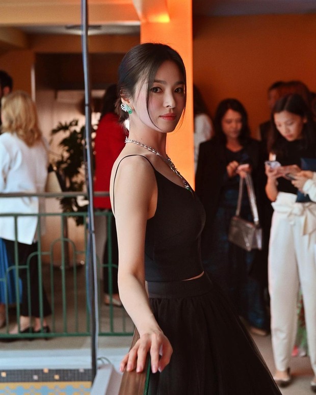 Chỉ 1 bức ảnh hậu trường sự kiện Paris, Song Hye Kyo đã khiến cả nghìn người thốt lên: Đây là mỹ nhân đẹp nhất châu Á! - Ảnh 7.