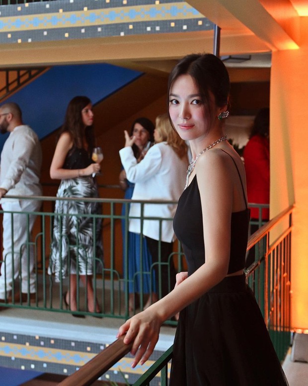 Chỉ 1 bức ảnh hậu trường sự kiện Paris, Song Hye Kyo đã khiến cả nghìn người thốt lên: Đây là mỹ nhân đẹp nhất châu Á! - Ảnh 6.