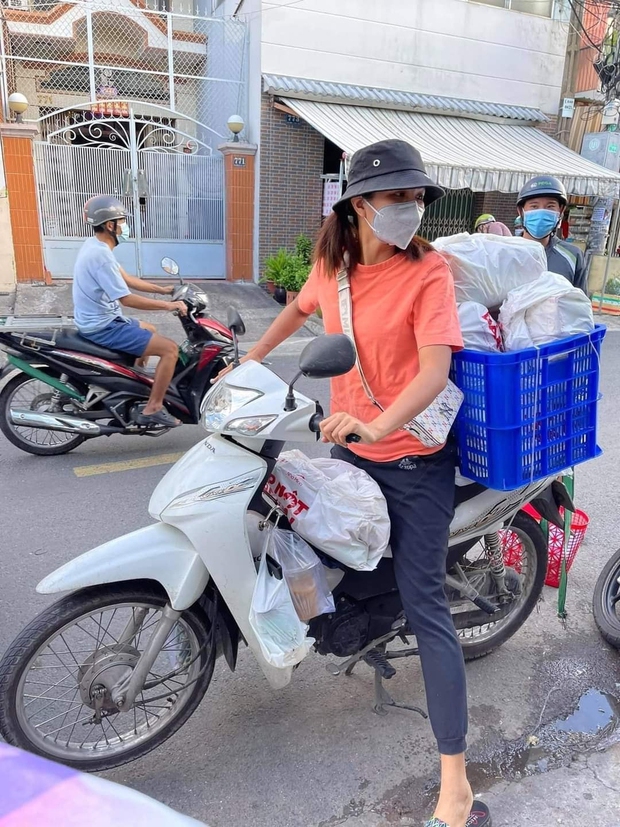 HHen Niê - Hoa hậu giản dị nhất showbiz Việt: Lên đồ làm giám khảo, về bản lại thành đứa con buôn làng - Ảnh 13.